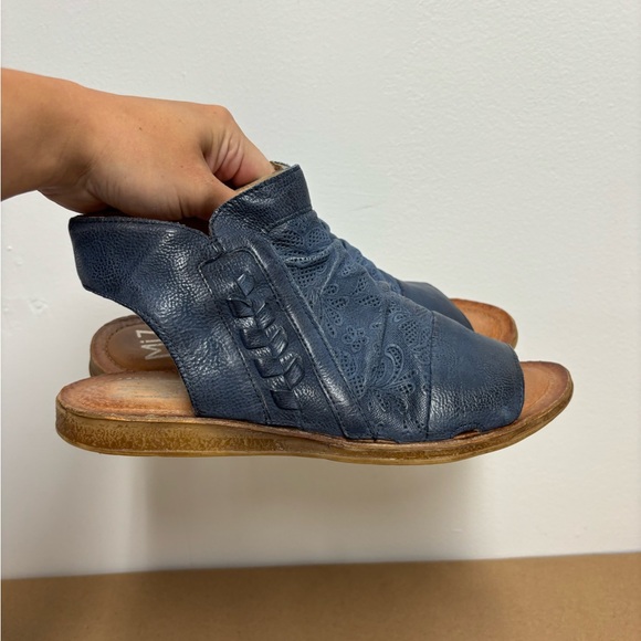 Miz Mooz Blue Leather Flaire Sandals Size 41 - Picture 3 of 9